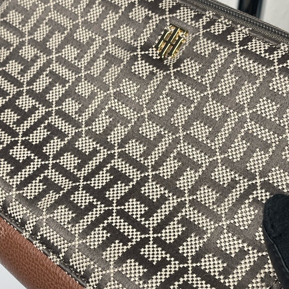 Preloved Tommy Hilfiger Jacquard Monogram Two Way Shoulder Crossbody Camera Bag - Picture 7 of 15